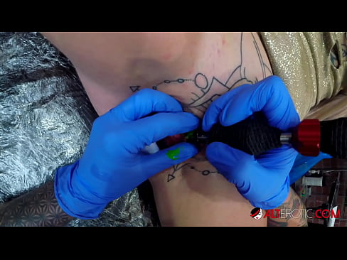 ❤️ Sully Savage mai tsananin jarfa ta yi tattoo a kan kwarin ta ❤️ Batsa ❌️❤
